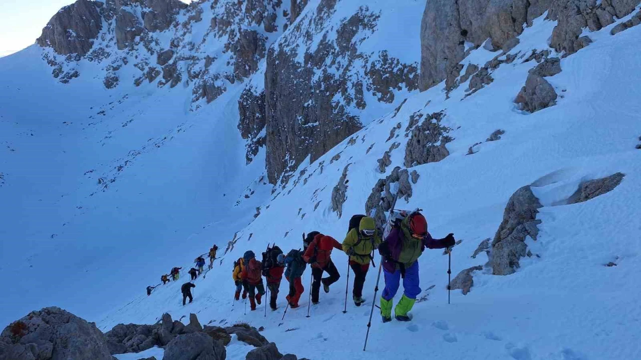 6 Şubat deprem şehitleri anısına Berit Dağına tırmanış