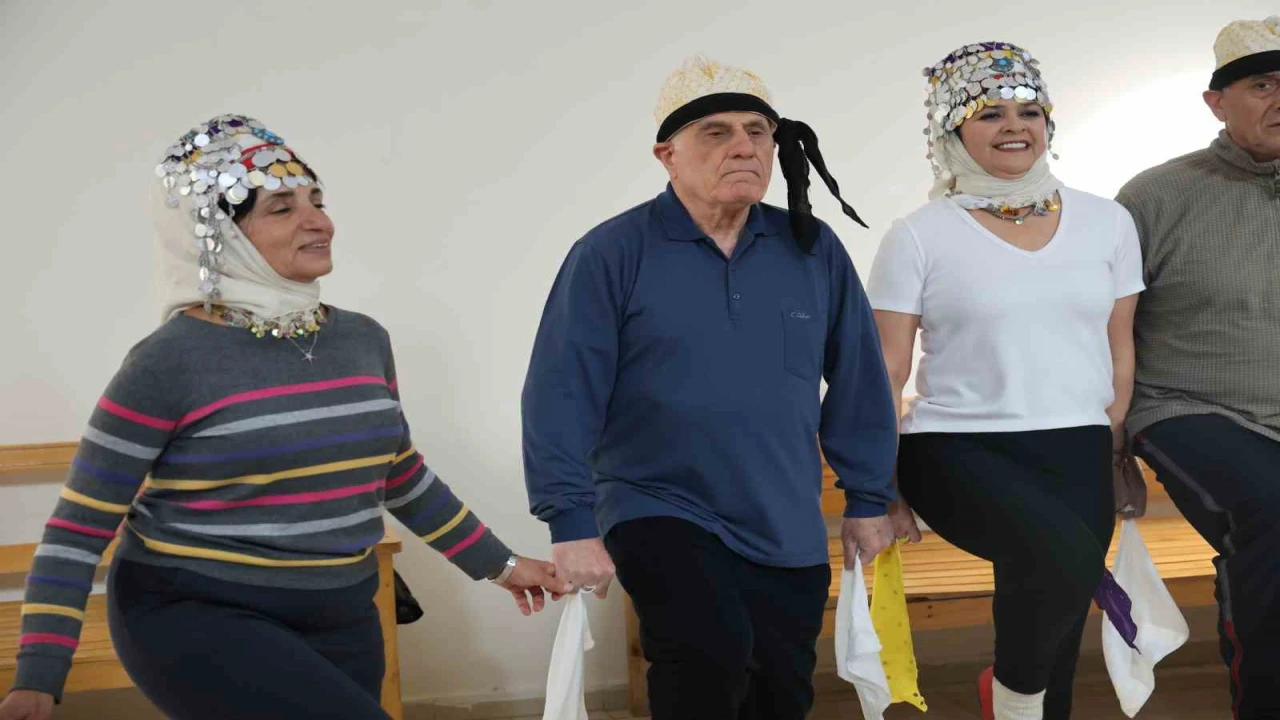 78lik Mehmet dede, halk oyunları yarışmasında gençlere taş çıkartıyor