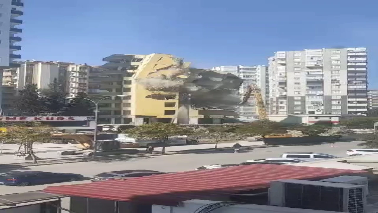 Adanada ağır hasarlı bina kontrollü yıkıldı