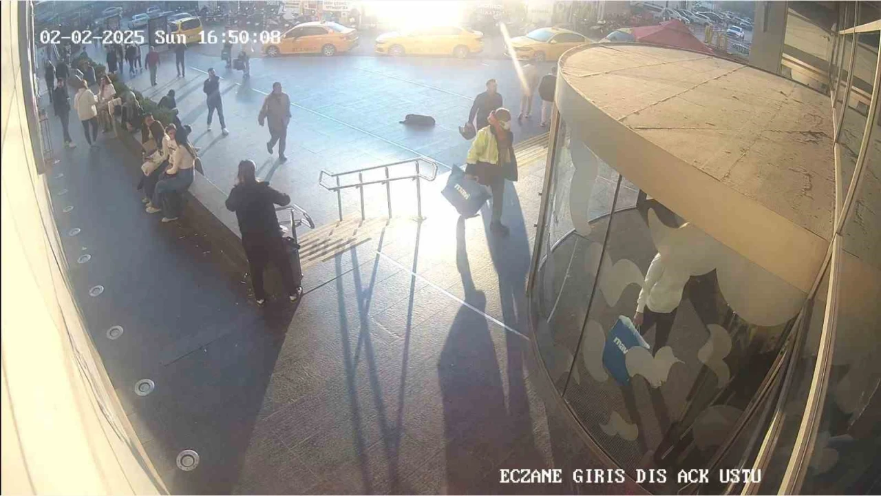 Adanada AVMnin havalandırma boşluğunda saklanan soyguncunun o anları güvenlik kameralarına yansıdı