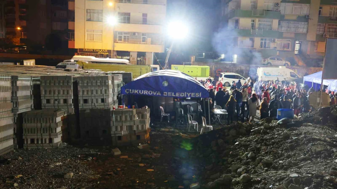 Adanada depremlerde 13 bina yıkılırken, 418 kişi hayatını kaybetti