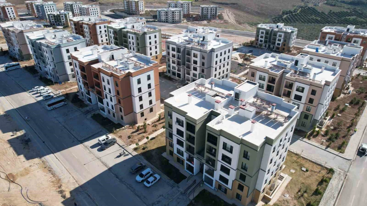 Adanada depremzedeler için yapılan TOKİ konutlarının inşası sürüyor