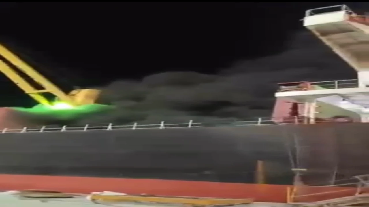 Adanada limanda gemi yangını