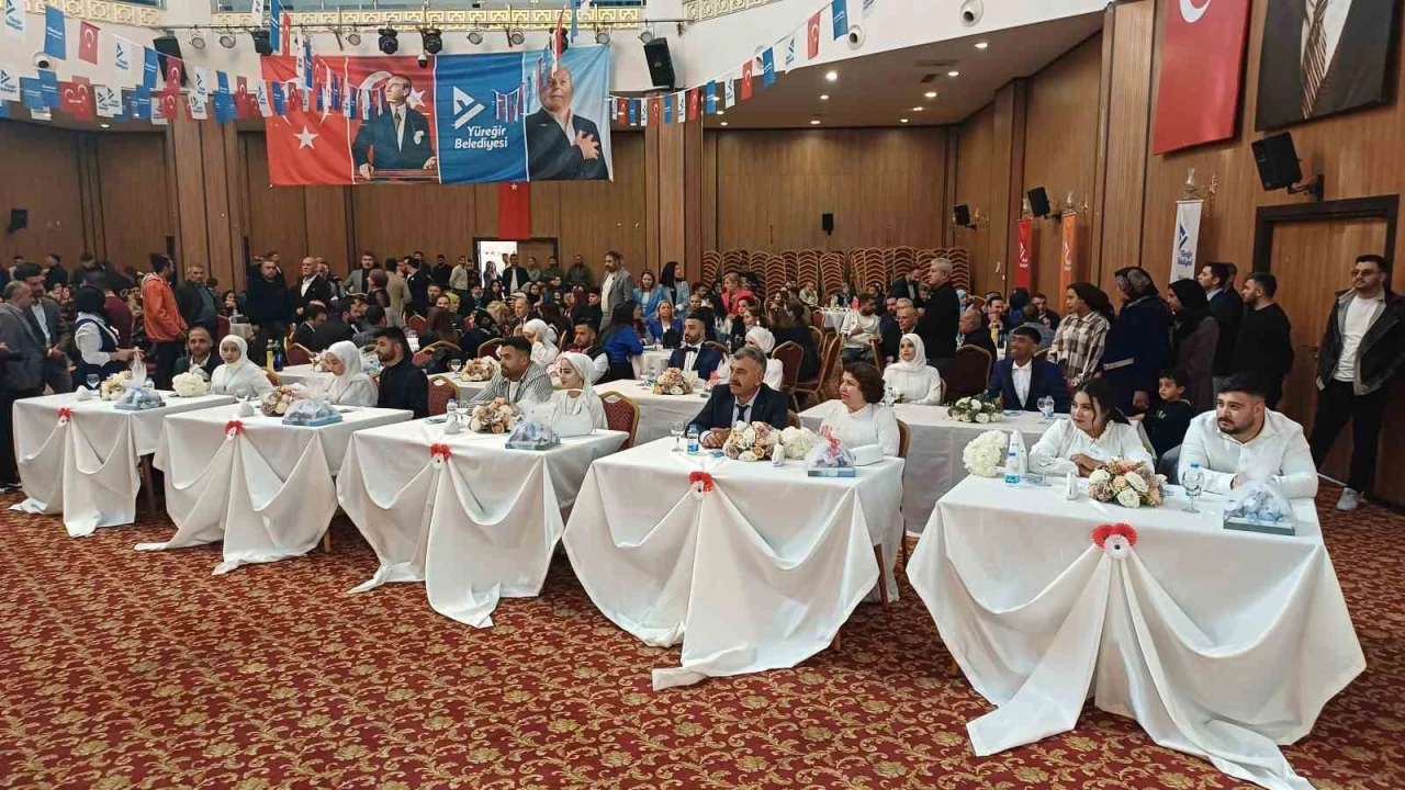 Adanada Türk Medeni Kanununun 99. yılında 99 çifte toplu nikah kıyıldı