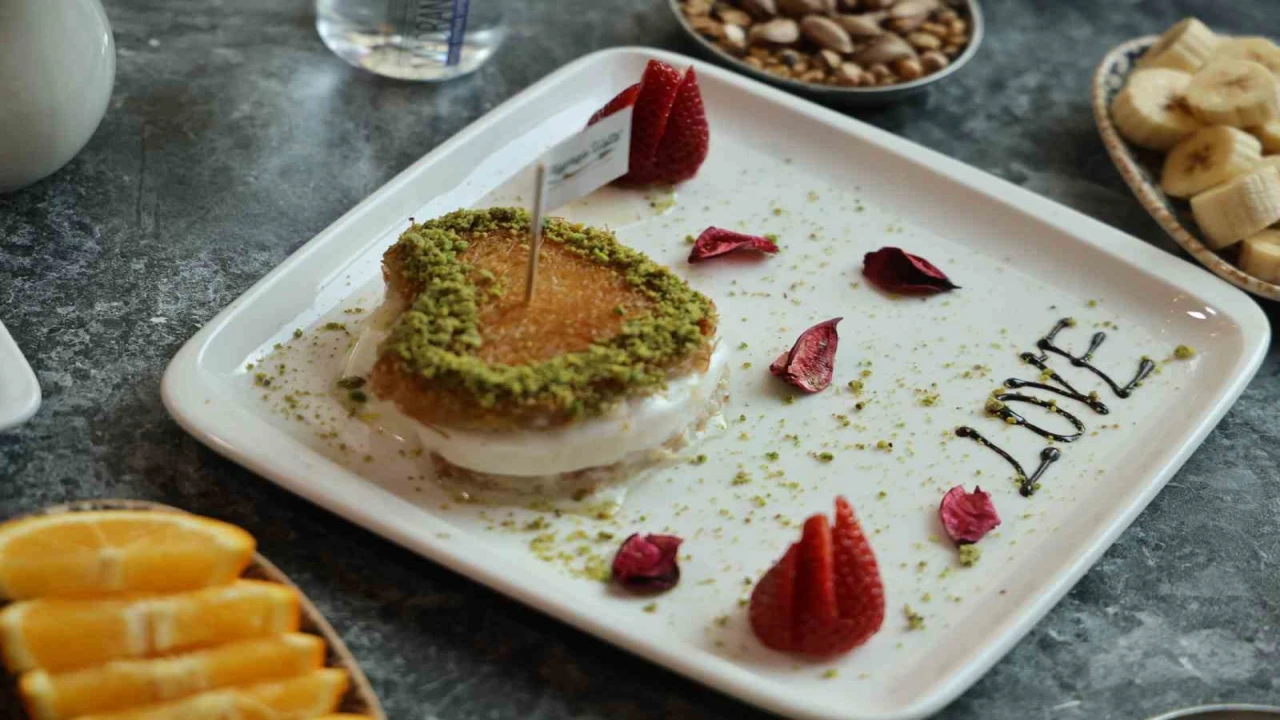 Adanalı tatlıcıdan 14 Şubata özel kalp şeklinde künefe