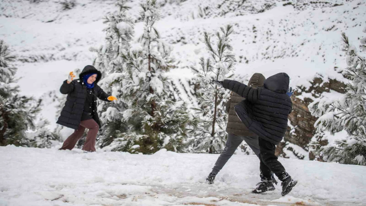 Adananın yüksek kesimlerine kar yağdı, çocuklar doyasıya eğlendi