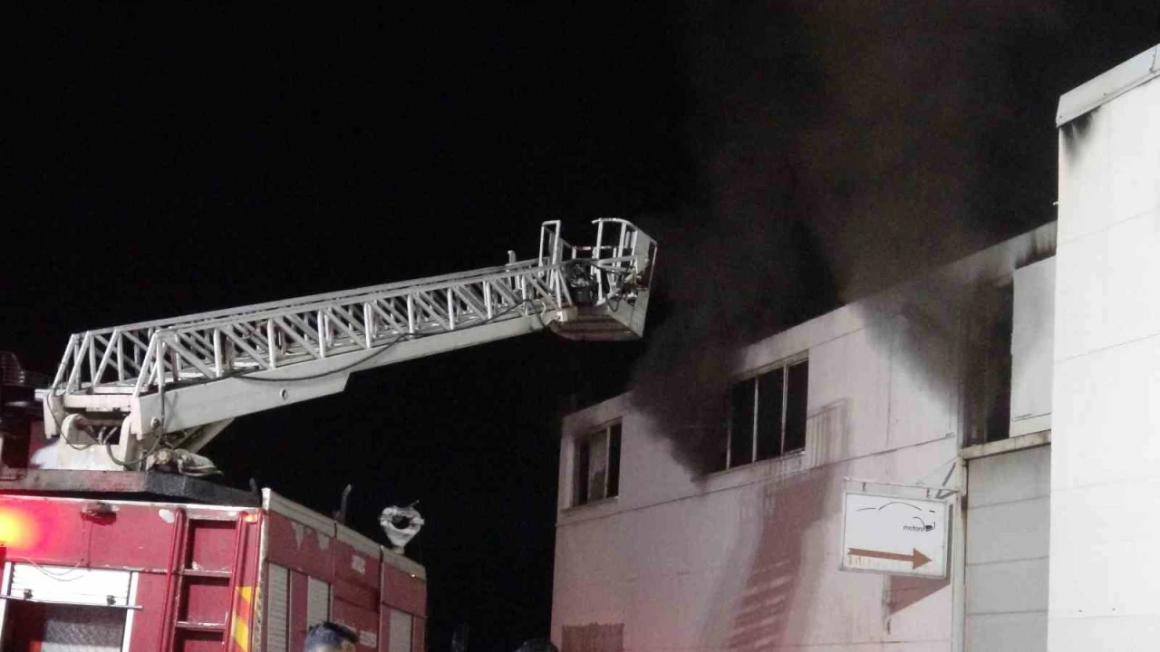 Akaryakıt istasyonu yanında bulunan metruk binada çıkan yangın korkuttu