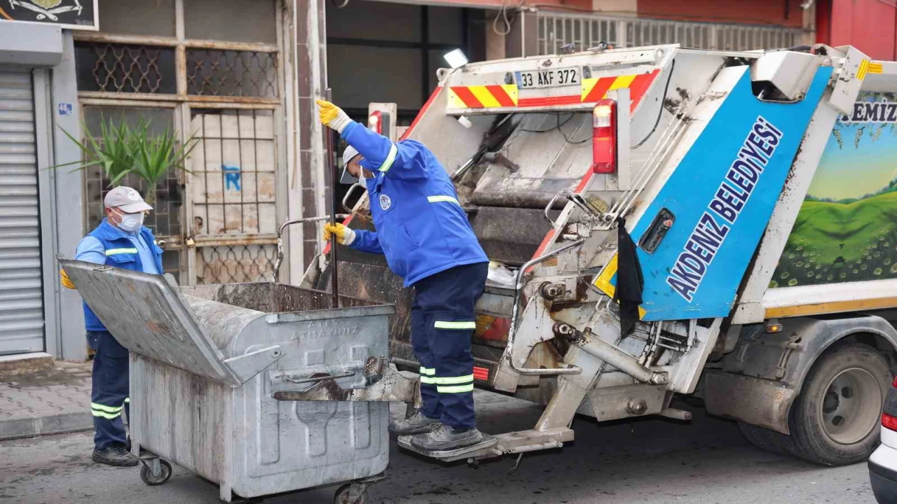 Akdenizde çöp konteynerleri yıkanıyor