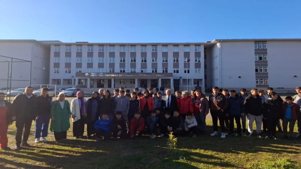 Aksuda öğrenciler zeytin fidanı dikti