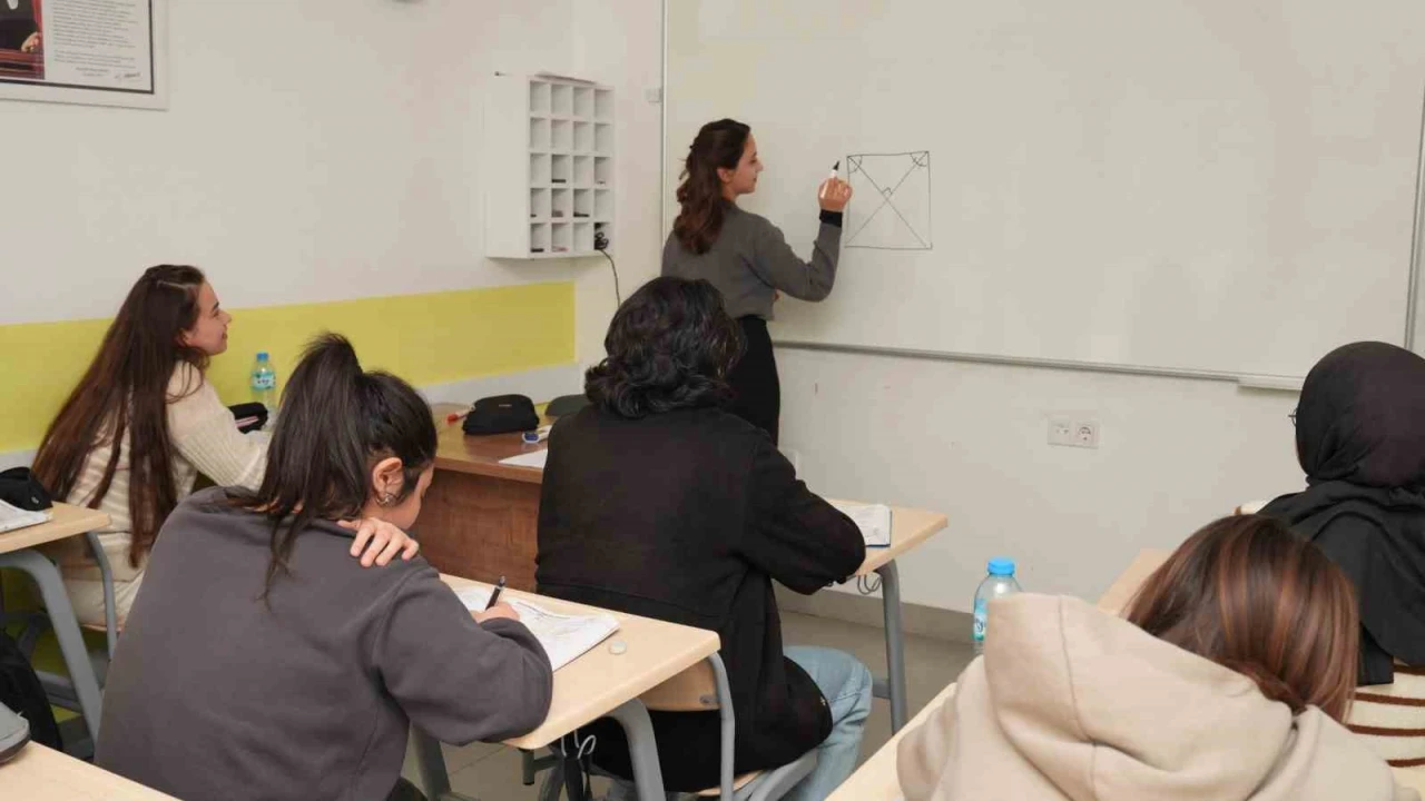 Alanyada 694 öğrenciye ücretsiz eğitim