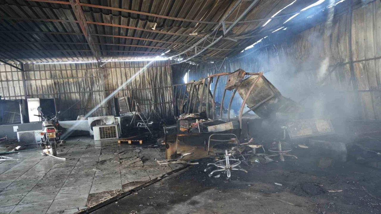 Alevler depoyu küle çevirdi, milyonlarca liralık maddi hasar oluştu