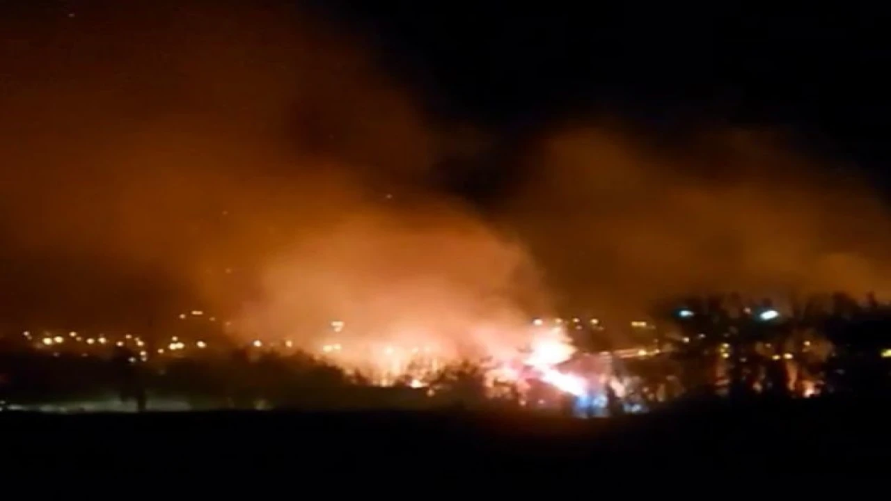 Alevlerin geceyi aydınlattığı sazlıktaki yangın yerleşim alanına ulaşmadan söndürüldü