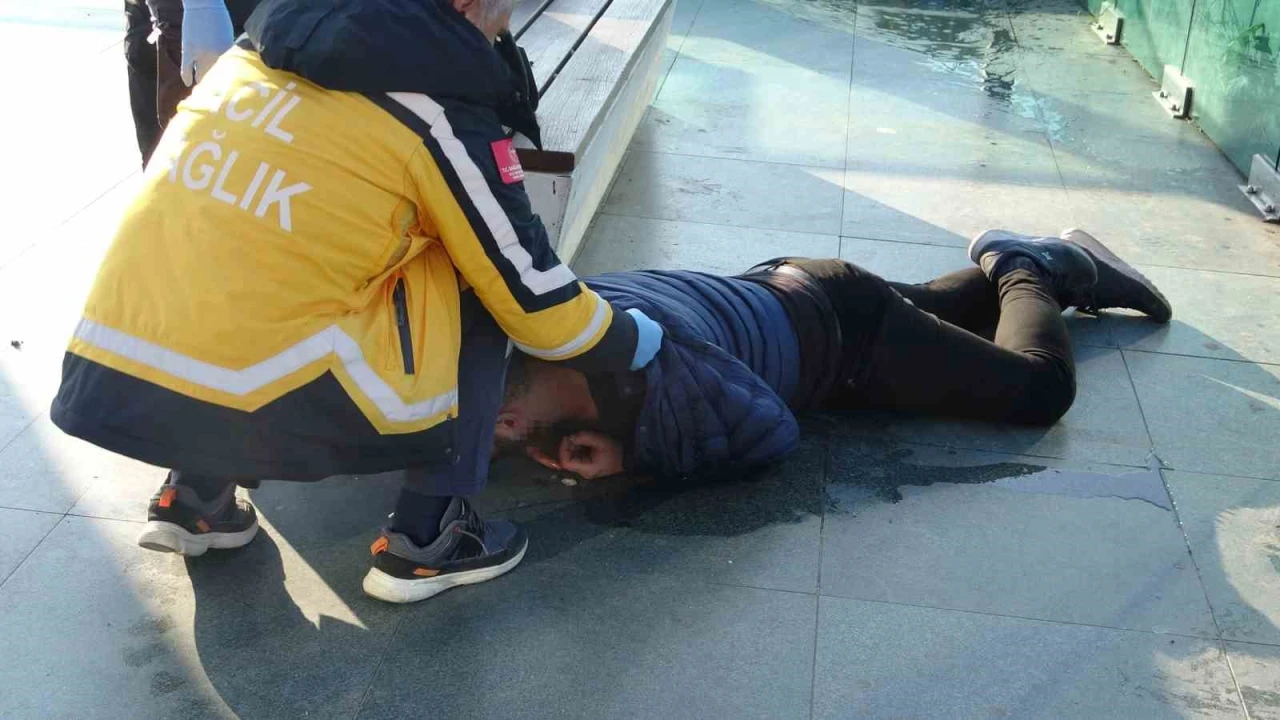 Alkol alıp betonda sızan adamı uyandırmak kolay olmadı