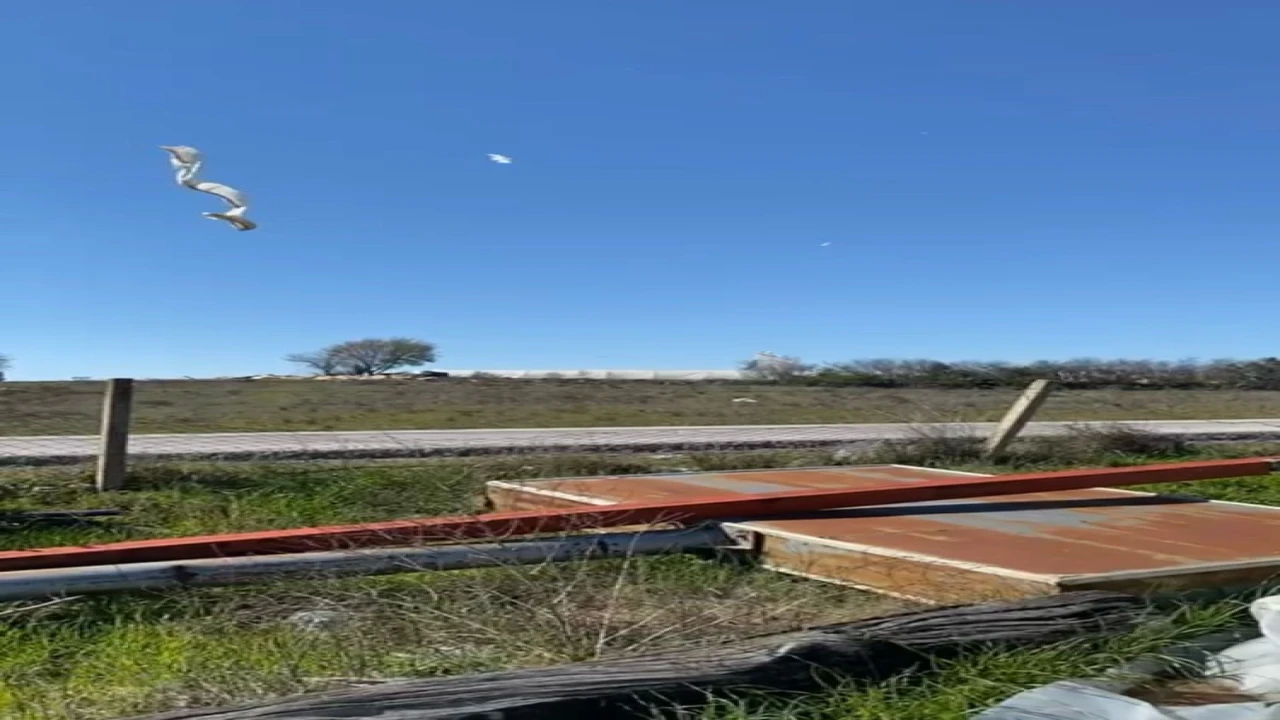 Antalyada aniden ortaya çıkan hortum seraları vurdu