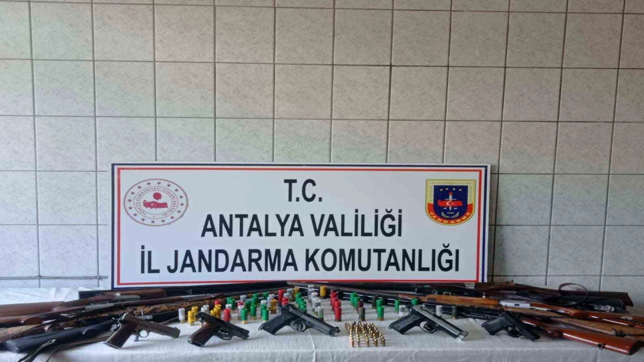 Antalyada çok sayıda silah ve mühimmat ele geçirildi
