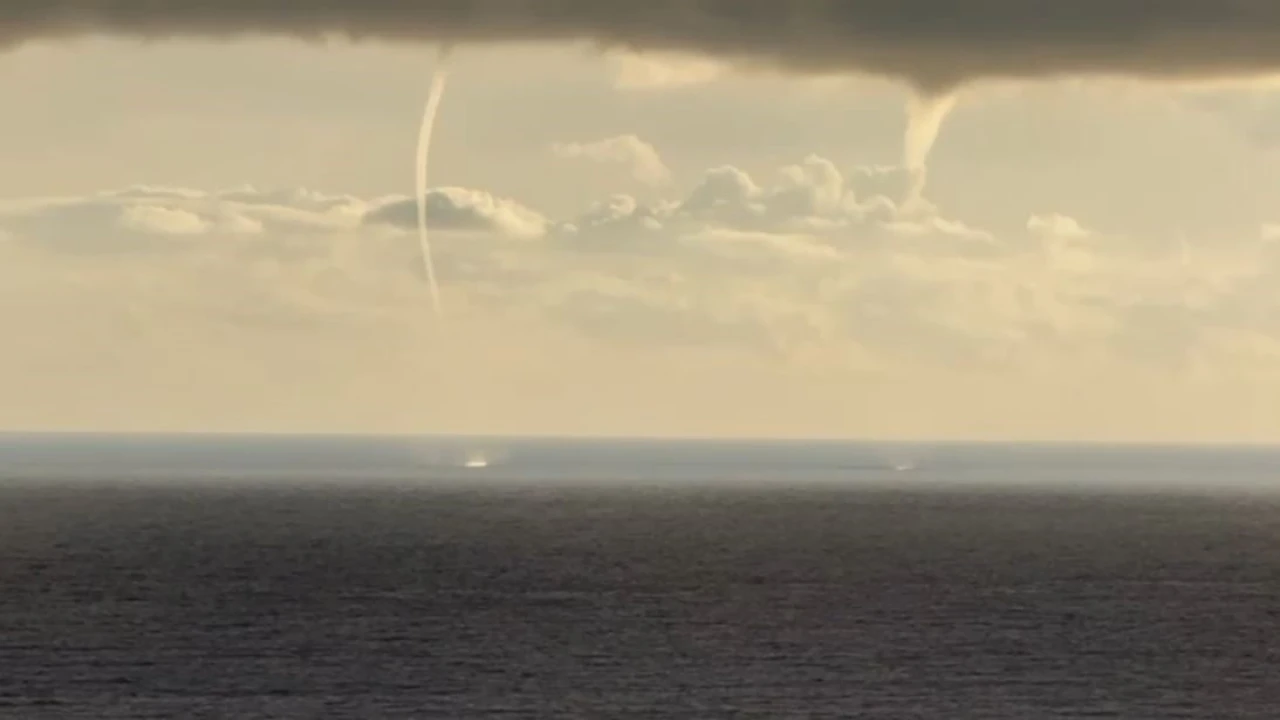 Antalyada denizde aynı anda çıkan iki hortum kamerada
