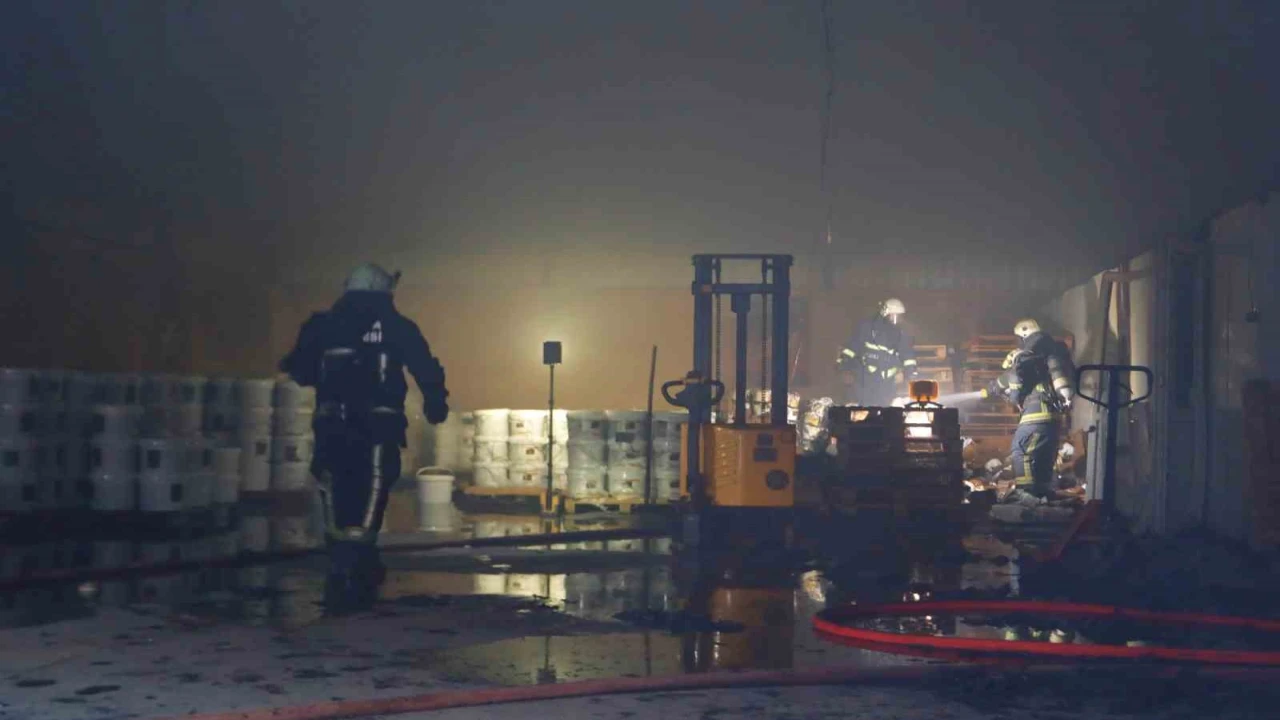 Antalyada depoda çıkan yangın korkuttu