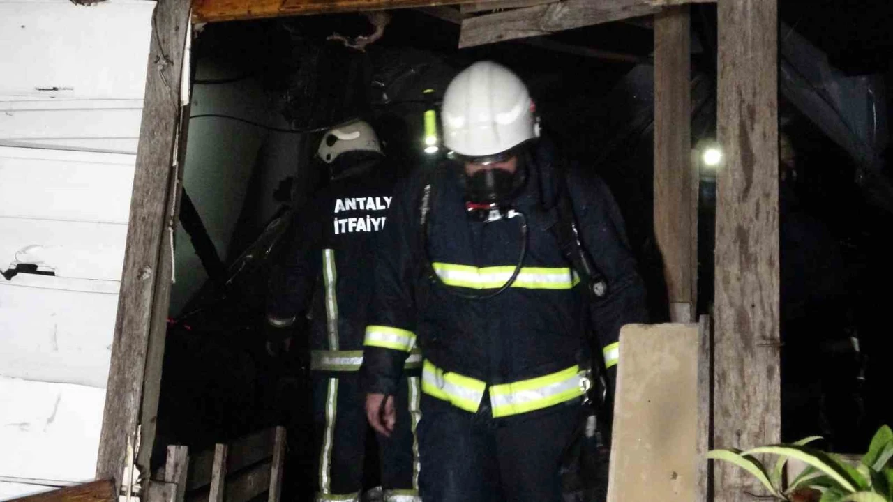 Antalyada gecekonduda çıkan yangın korkuttu