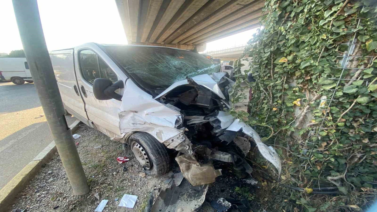 Antalyada iki araç çarpıştı: 1 ağır yaralı