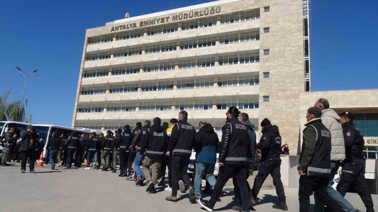 Antalyada ‘KISKAÇ-40 operasyonunda yakalanan 77 kişi adliyeye sevk edildi