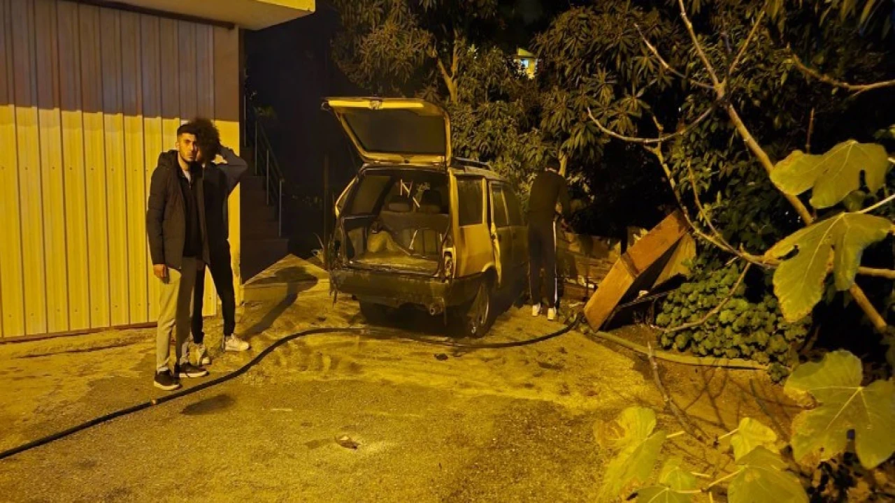 Antalyada park halinde alev alan Tofaş hurdaya döndü