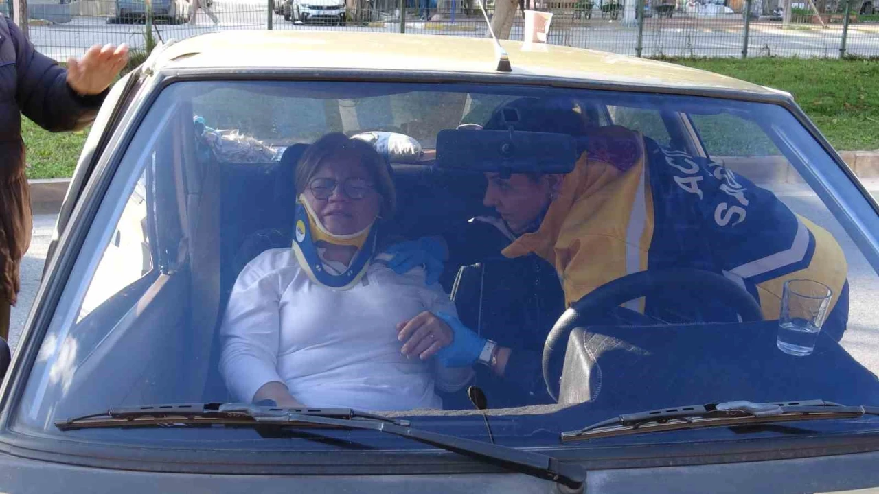 Antalyada trafik kazası, araçta sıkışan yaralıyı itfaiye ve sağlık ekipleri çıkardı