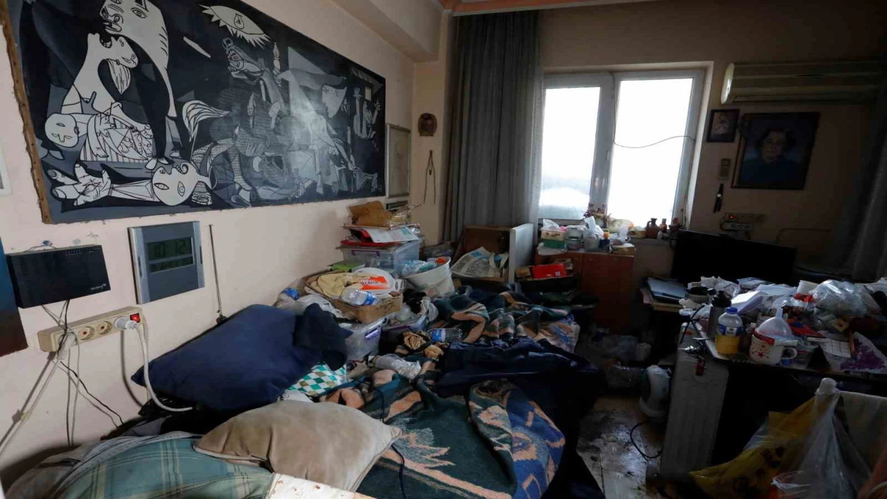 Antalyada vefat eden adamın evinden 2 kamyon çöp çıktı