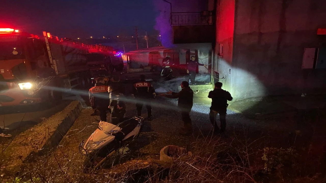 Babasının evini yakıp, elinde av tüfeğiyle itfaiyecilerin yangına müdahalesini engelledi