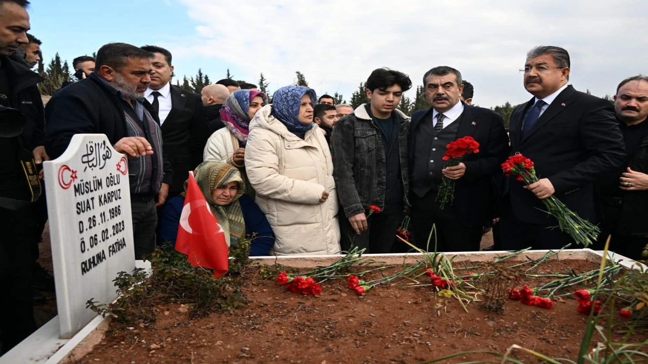 Bakan Tekin, Osmaniyede deprem şehitliğini ziyaret etti