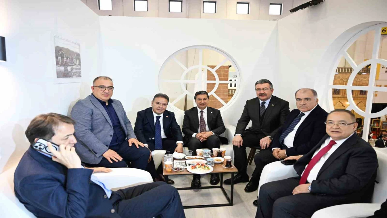 Başkan Böcek, EMITT 2025te Antalyayı tanıtıyor