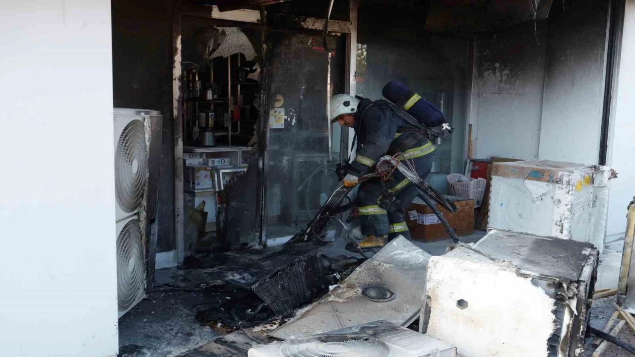 Beyaz eşya mağazasında çıkan yangında ürünler zarar gördü