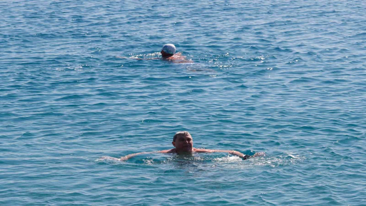 Bu sefer serinlemek için değil ısınmak için denize girdiler