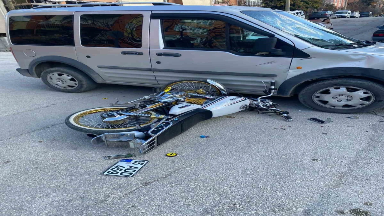 Burdurda hafif ticari araç ile motosiklet çarpıştı: 1 yaralı