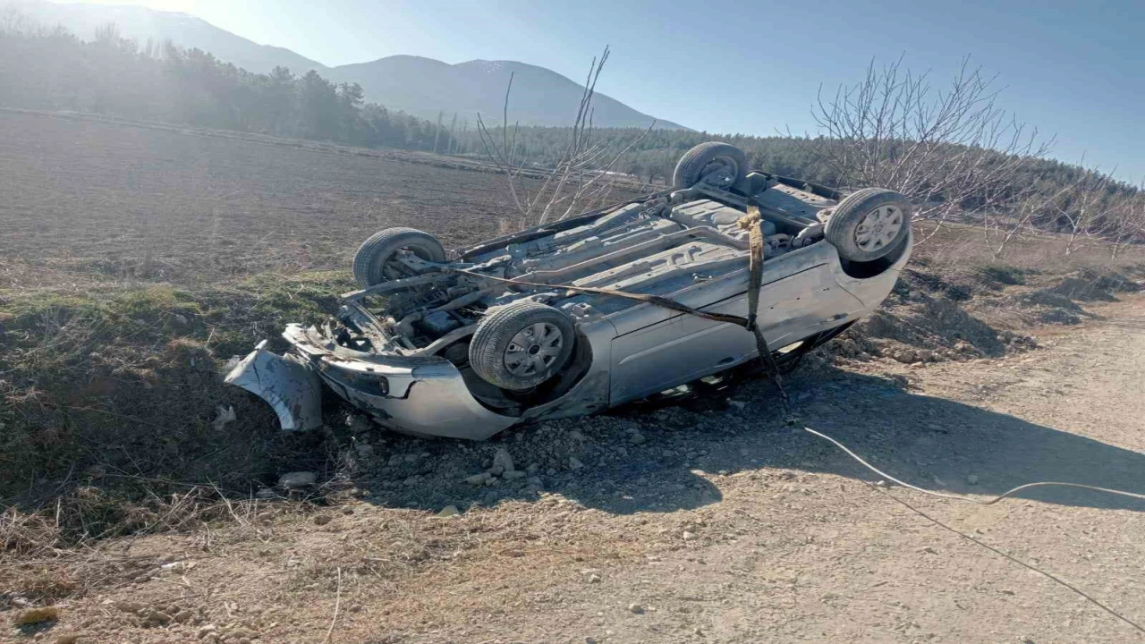 Burdurda otomobil devrildi: 3 yaralı