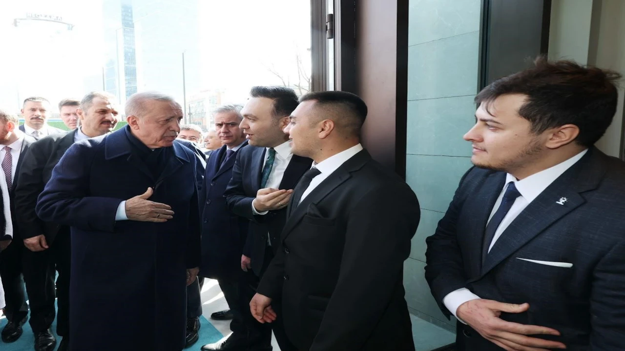 Burdurlu Recep Tayyip Erdoğana parti rozetini Cumhurbaşkanı Erdoğan taktı
