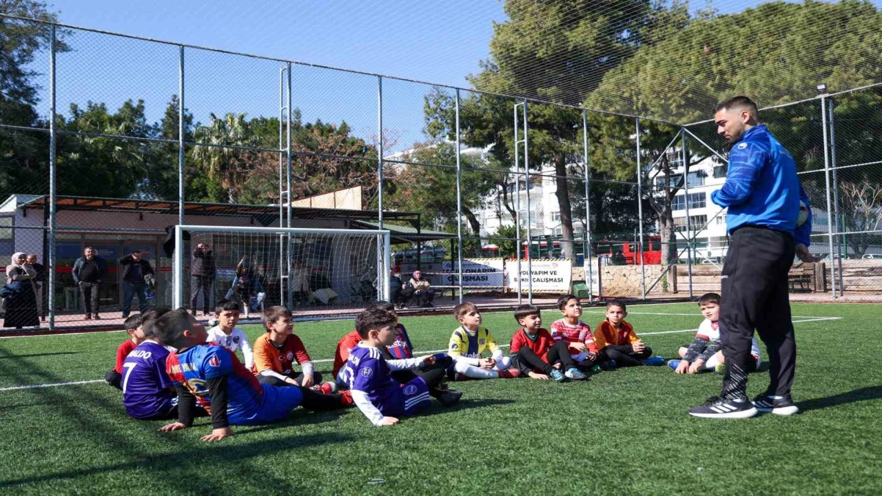 Büyükşehirin Futbol Akademisinde bin 600 çocuk eğitim aldı