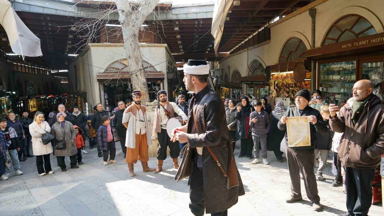 Çat kapı kurtuluş tiyatrosu Kahramanmaraşlılarla buluşuyor