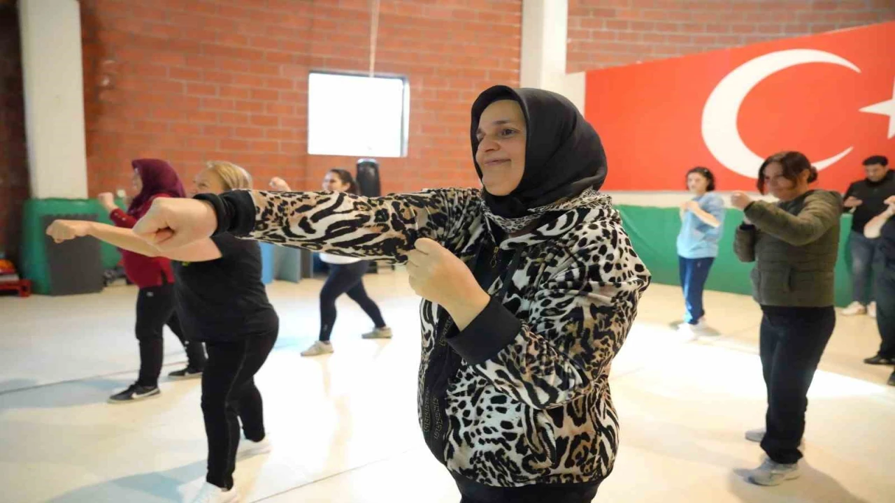 Çukurovalı kadınlar yakın savunmayı öğreniyor