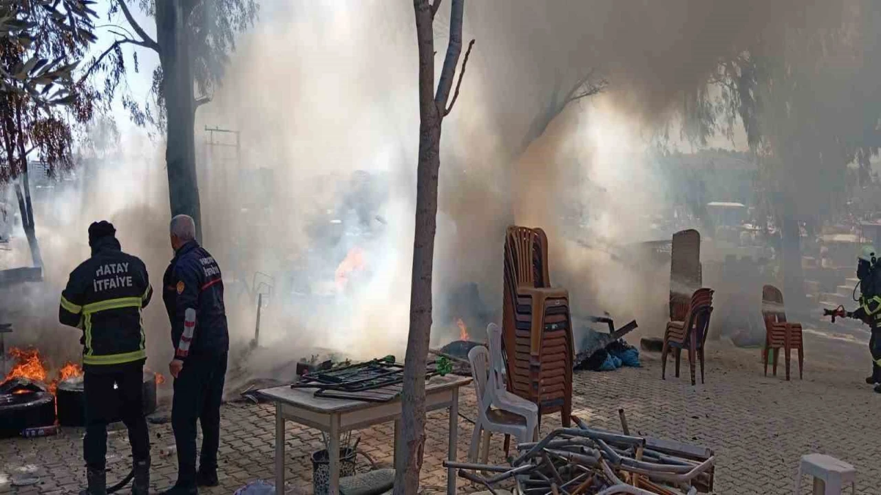 Depoda bulunan odunlukta çıkan yangını itfaiye söndürdü