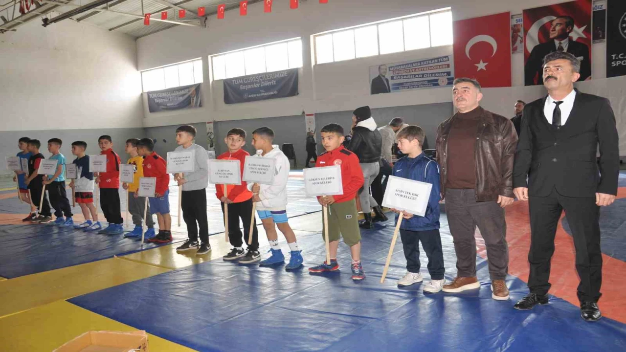 Depremde hayatını kaybeden sporcuların ansına güreş turnuvası
