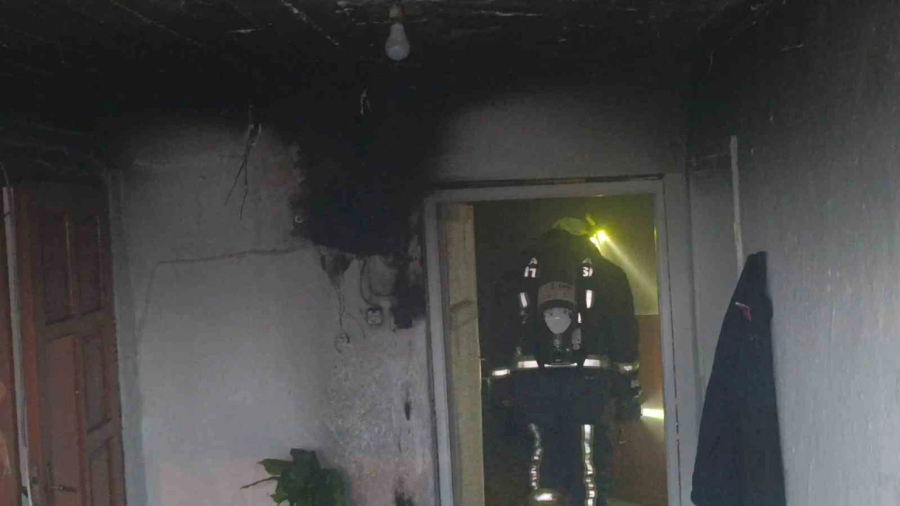 Elektrik sayacı patladı, komşunun müdahalesi yangının büyümesini önledi