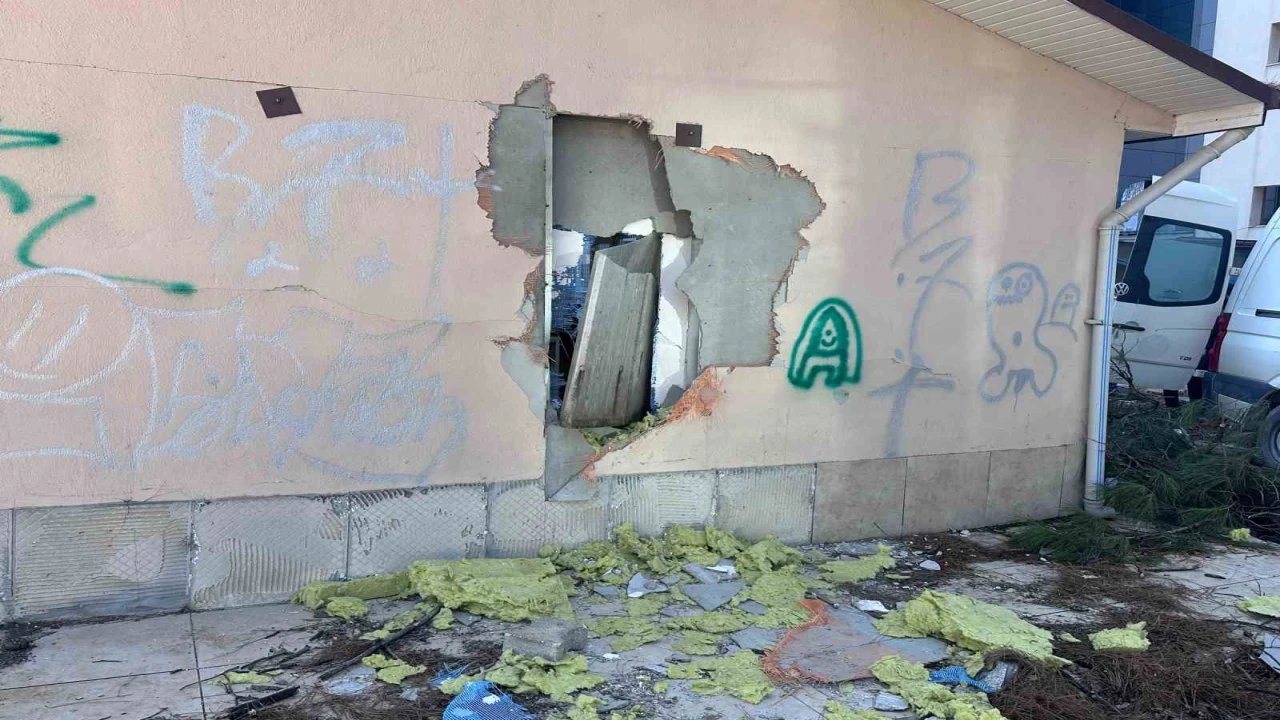 Eski hastane deposunun duvarını kırıp içeri girdiler, güvenlik kamerasını boyadılar