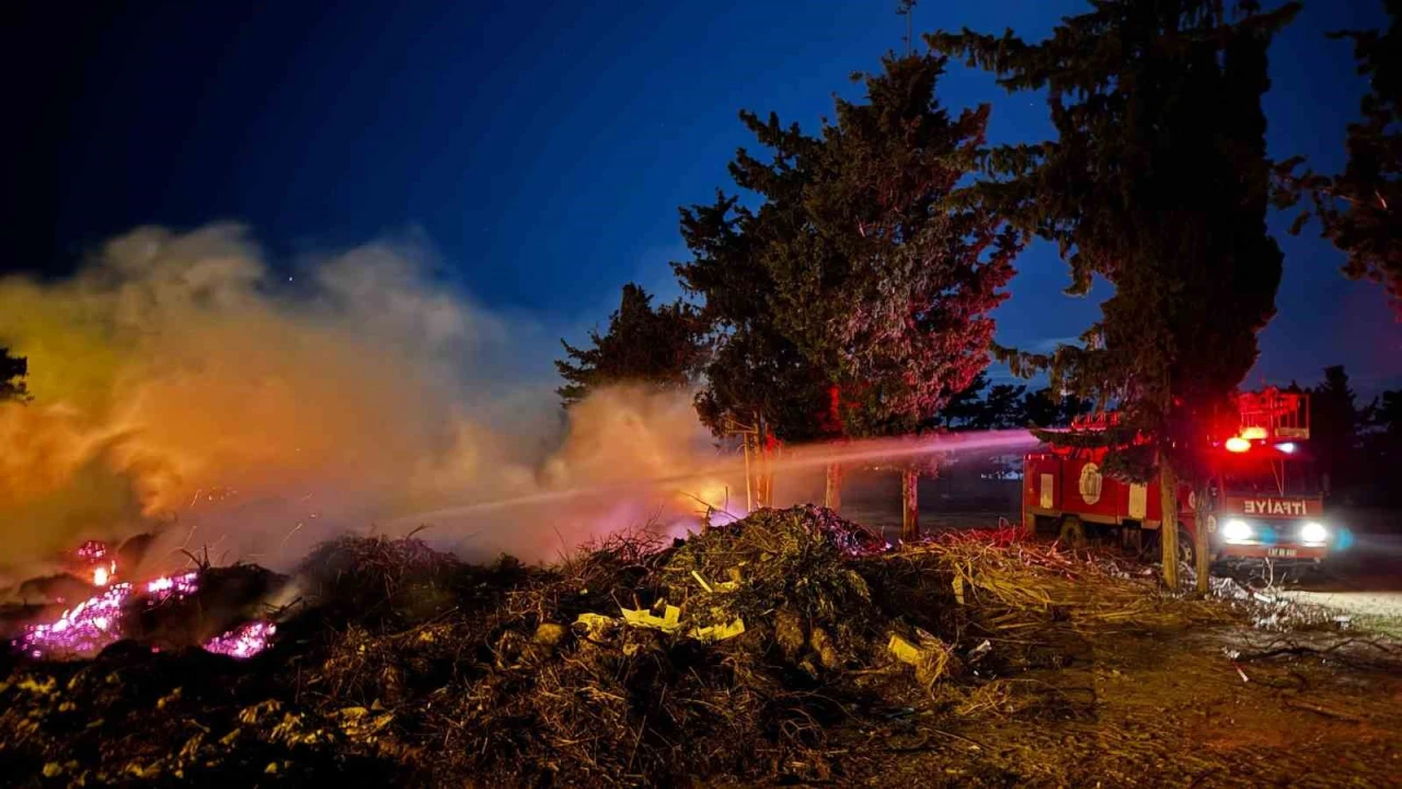 Gazipaşada atıkların biriktiği sahilde çöplük yangını