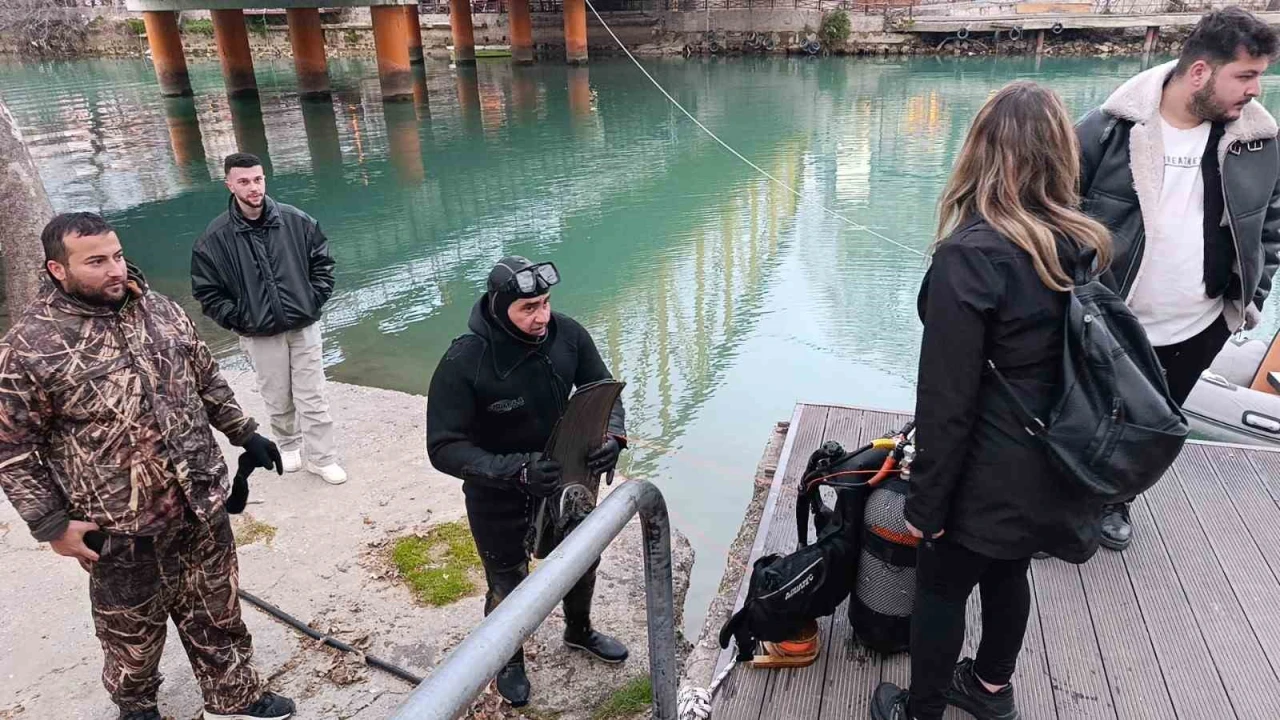 Genç kızın ırmağa düşürdüğü telefon dalgıçlar tarafından çıkartıldı