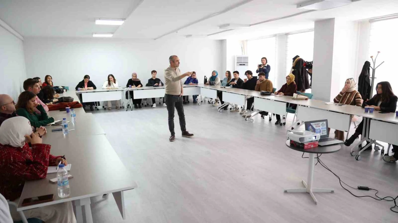 Gençlere CV hazırlama ve e-ticaret eğitimi verildi