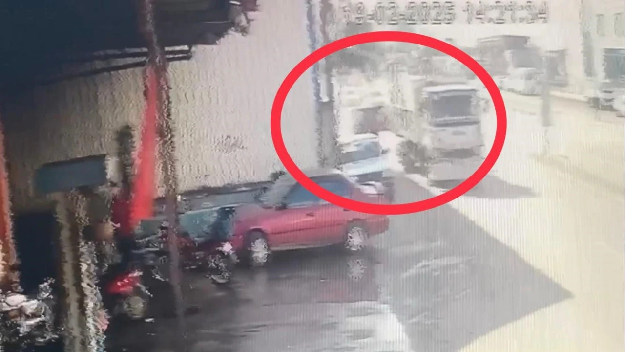 Görünmez kaza kamerada: 3 çocuk yaralandı 2 araç hasar gördü