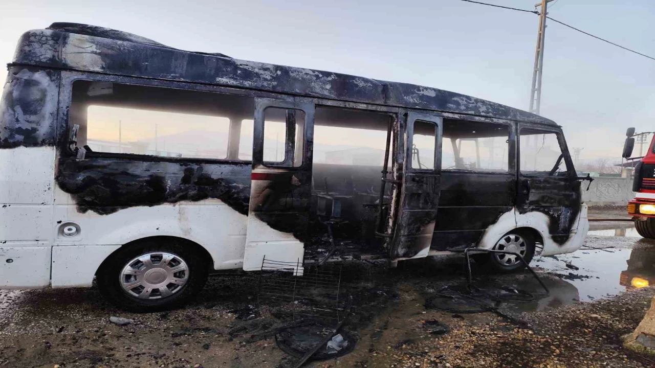 Ispartada alev alan okul servisindeki 2 öğrenci son anda kurtarıldı