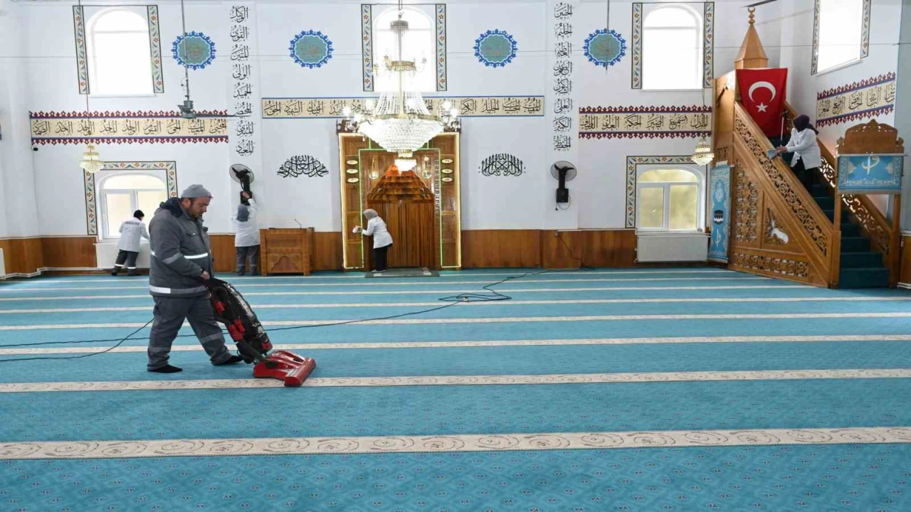 Ispartada camilerde Ramazan temizliği