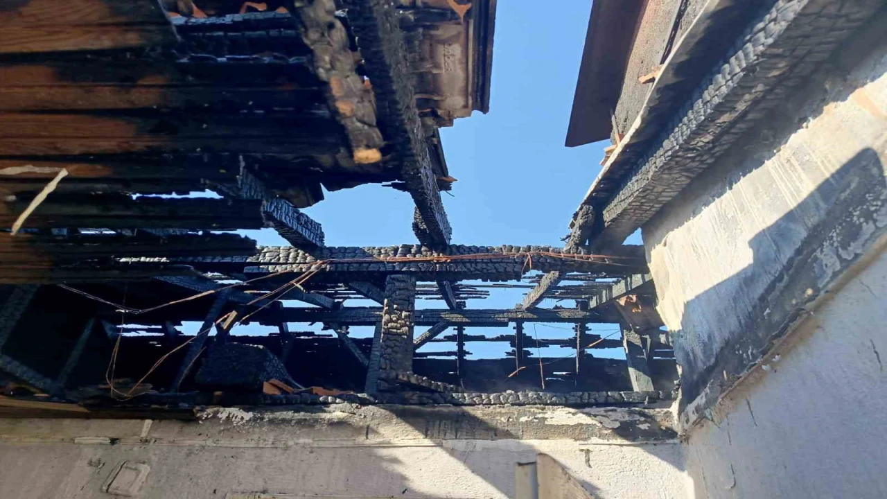 Ispartada çatıda çıkan yangın kısa sürede söndürüldü