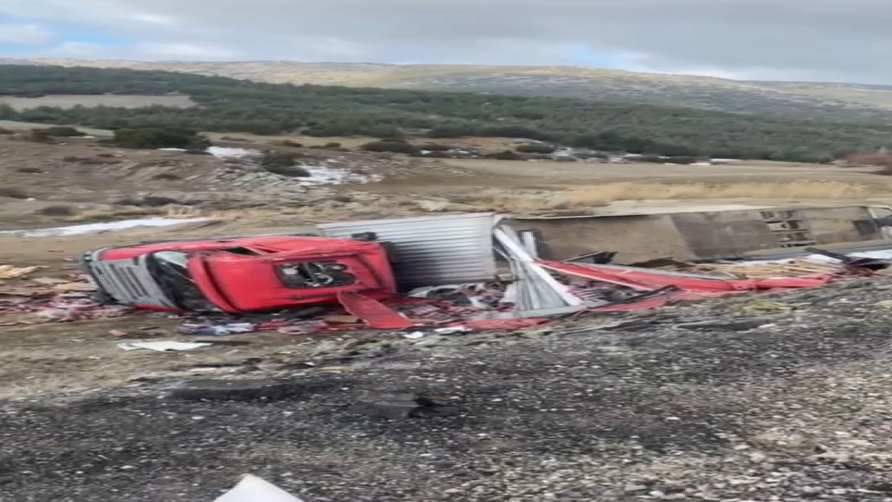 Ispartada içecek yüklü tır şarampole devrildi: 1 yaralı